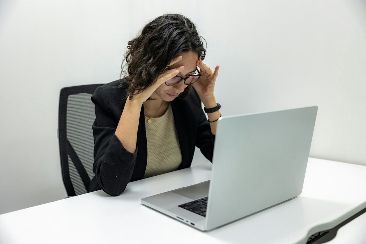 Collaboratrice frustrée devant son écran